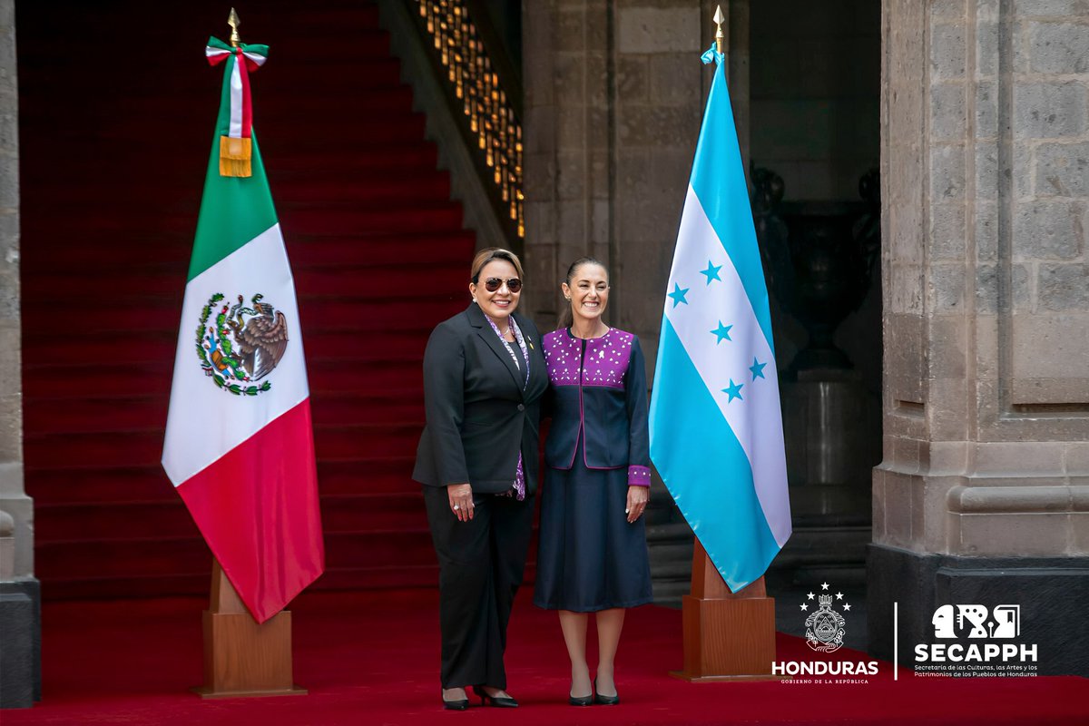 SECAPPH's tweet image. #SECAPPHInforma ​La Presidenta @xiomaracastroz fue recibida en Palacio Nacional por su homóloga, la Presidenta Claudia Sheinbaum.

​Un diálogo trascendental que no solo reafirma la profunda amistad entre Honduras y México, sino que también establece las bases para una cooperación…
