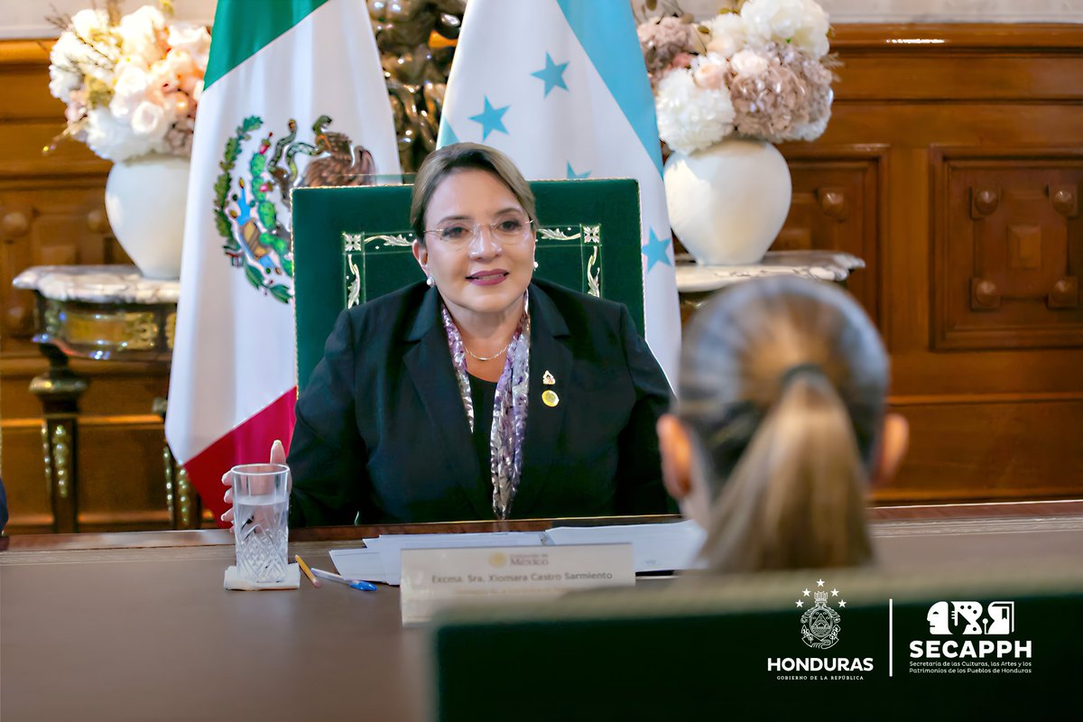 SECAPPH's tweet image. #SECAPPHInforma ​La Presidenta @xiomaracastroz fue recibida en Palacio Nacional por su homóloga, la Presidenta Claudia Sheinbaum.

​Un diálogo trascendental que no solo reafirma la profunda amistad entre Honduras y México, sino que también establece las bases para una cooperación…