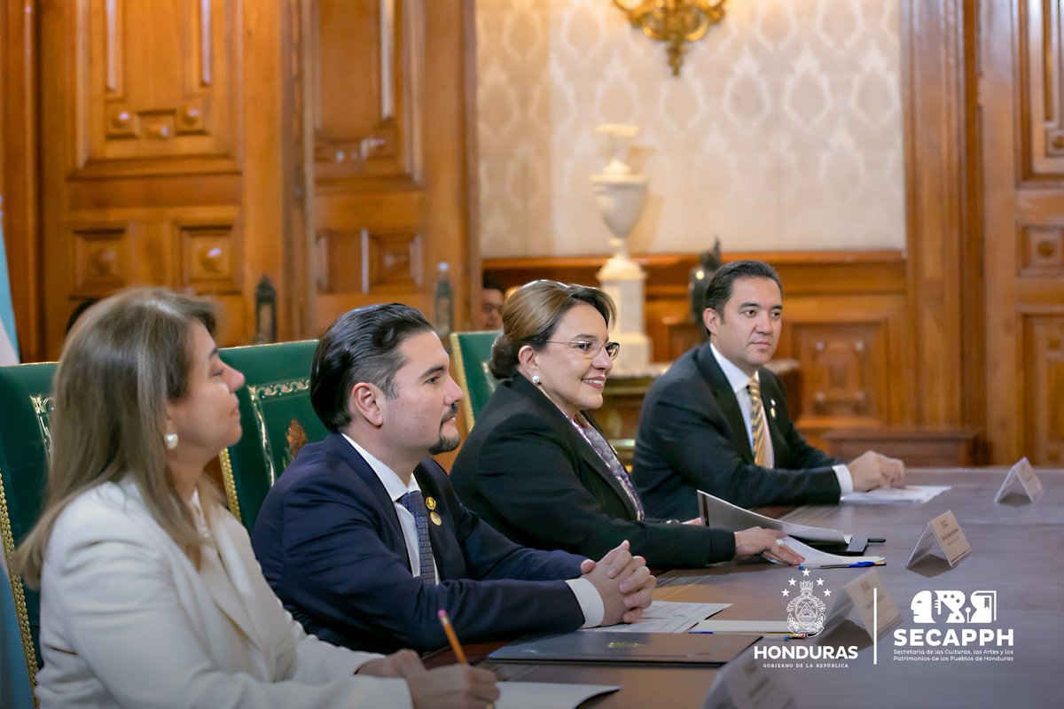 SECAPPH's tweet image. #SECAPPHInforma ​La Presidenta @xiomaracastroz fue recibida en Palacio Nacional por su homóloga, la Presidenta Claudia Sheinbaum.

​Un diálogo trascendental que no solo reafirma la profunda amistad entre Honduras y México, sino que también establece las bases para una cooperación…