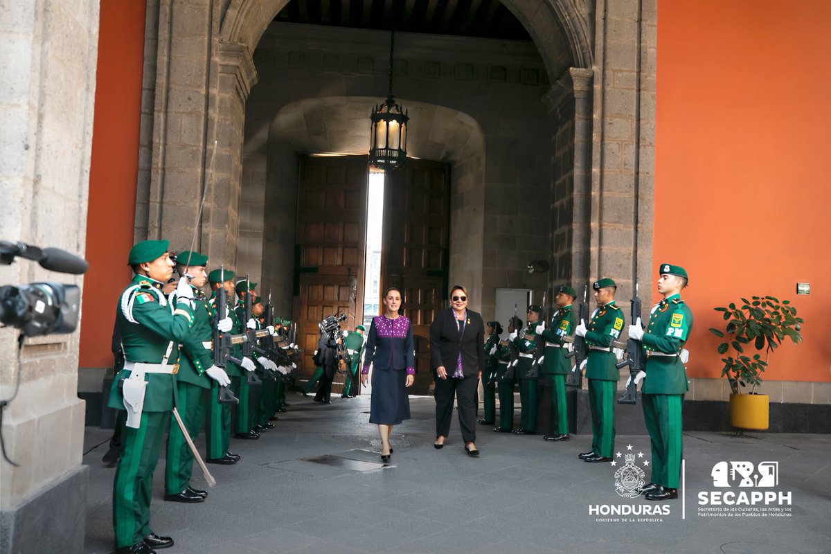 SECAPPH's tweet image. #SECAPPHInforma ​La Presidenta @xiomaracastroz fue recibida en Palacio Nacional por su homóloga, la Presidenta Claudia Sheinbaum.

​Un diálogo trascendental que no solo reafirma la profunda amistad entre Honduras y México, sino que también establece las bases para una cooperación…
