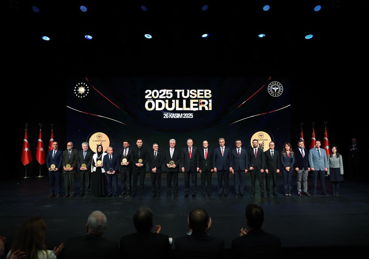 "Türkiye Yüzyılı vizyonundan ilhamla şekillendirdiğimiz Sağlıklı Türkiye Yüzyılı’nı hayata geçirerek yepyeni bir dönemin kapılarını araladık."

Cumhurbaşkanımız Sayın Recep Tayyip Erdoğan'ın teşrifleriyle gerçekleştirilen 2025 TÜSEB Ödülleri Töreni'ne iştirak eden Sağlık