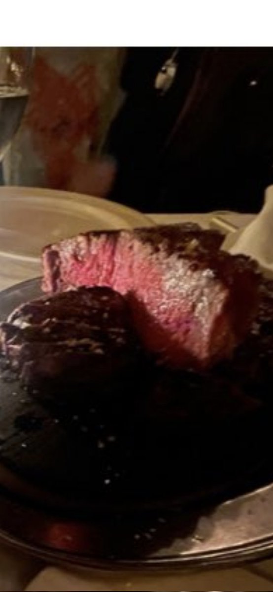 bullishdent's tweet image. @Profit_Lx 얘가 올린 같잖은 라연 사진이 AI로 만든 사진이라고 생각되는 이유
1. 왼쪽 아래 접시 / 사진 좀 찍어본사람들은 알겠지만 각도에 따라서 원이 타원으로 보일 수는 있지만 저렇게 곡률이 찌그러저 보일 수는 없음.