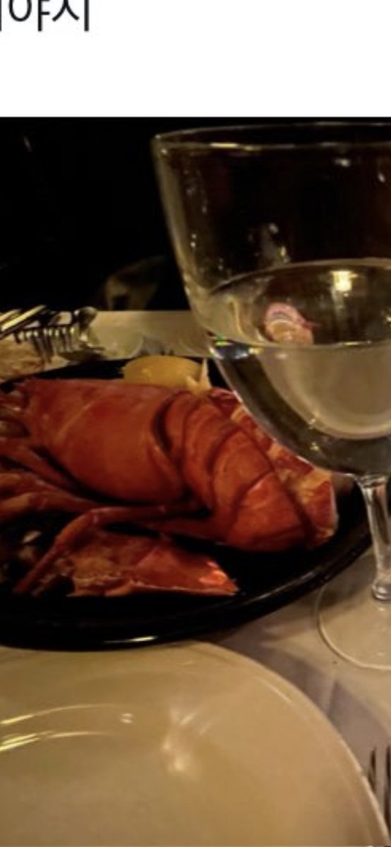 bullishdent's tweet image. @Profit_Lx 얘가 올린 같잖은 라연 사진이 AI로 만든 사진이라고 생각되는 이유
1. 왼쪽 아래 접시 / 사진 좀 찍어본사람들은 알겠지만 각도에 따라서 원이 타원으로 보일 수는 있지만 저렇게 곡률이 찌그러저 보일 수는 없음.