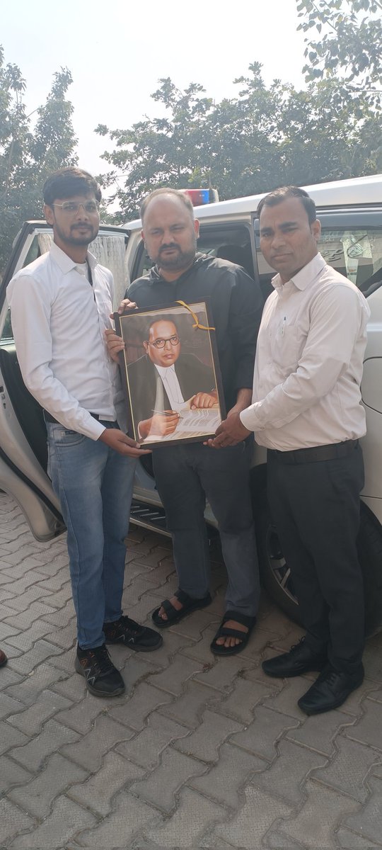 भारतीय🇮🇳 संविधान🇮🇳 दिवस के शुभ अवसर पर जनपद हापुड़  जिले के माननीय <a href="/DmHapur/">DM Hapur</a> महोदय अभिषेक पांडे जी को भारतीय संविधान के मूल निर्माता परमपूज्य बाबा साहेब डा. भीमराव अम्बेडकर जी की स्मृति भेंट करते हुए पूर्व सभासद प्रत्याशी हापुड़ अनुराग कुमार, <a href="/Mayawati/">Mayawati</a> <a href="/AnandAkash_BSP/">Akash Anand</a>