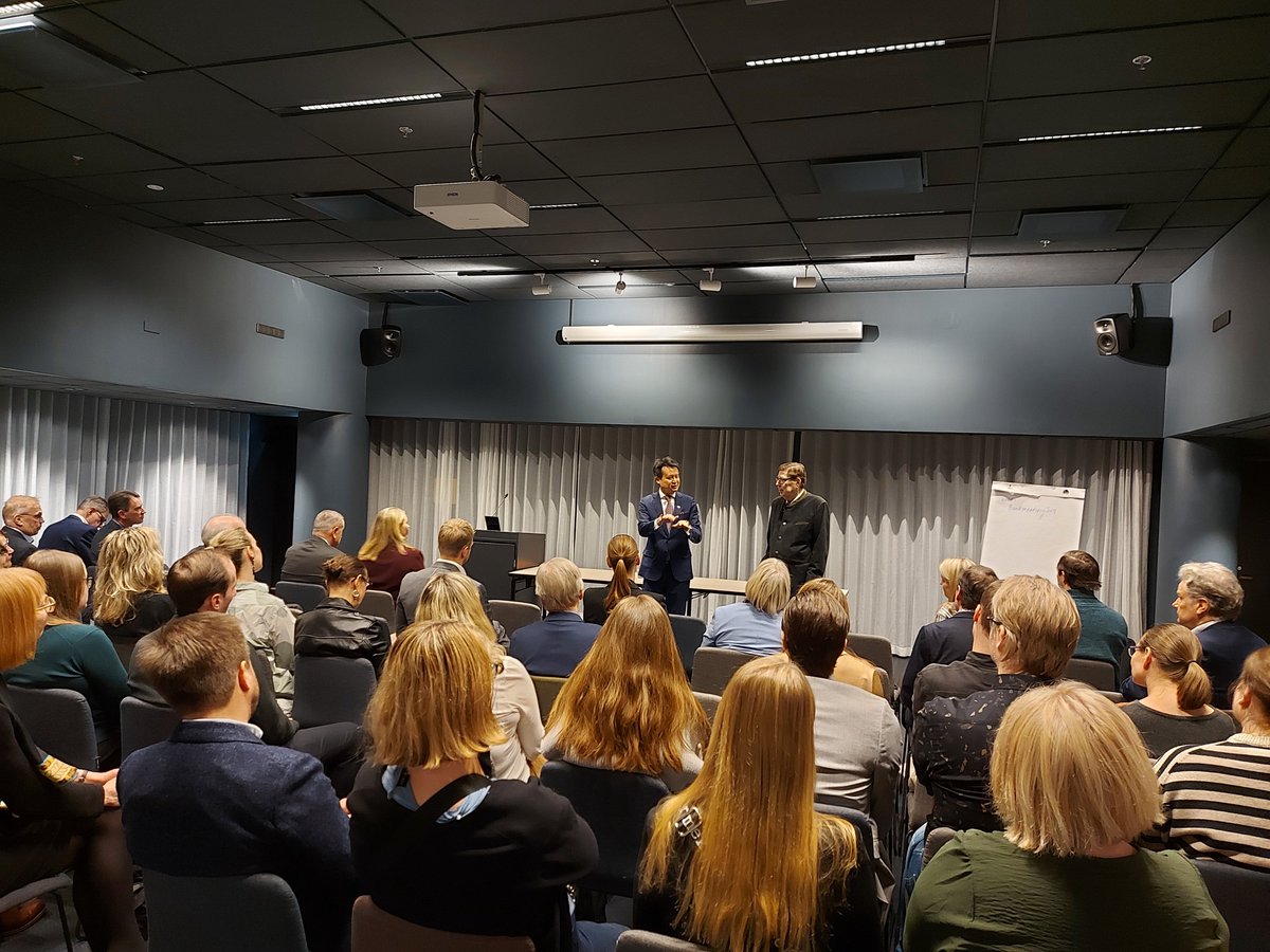 Yhdistyksen syyskokous ja siihen liittyvä keskustelutilaisuus pidettiin keskiviikkona 26.11.2025 Tapahtumatalo Bankin Studiossa. Puhujana oli WIPO:n pääjohtaja Daren Tang, jonka esitys käsitteli tekijänoikeutta ja tekoälyä globaalista perspektiivistä. Kiitos osallistuneille!