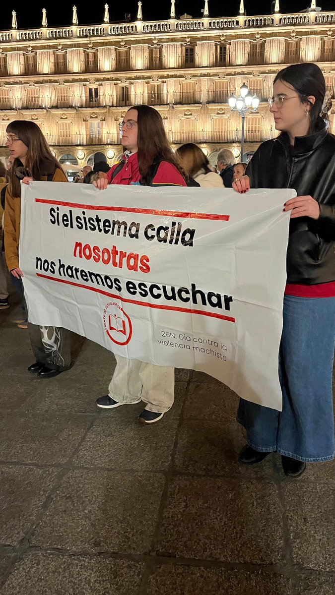 Por todas las que ya no están, por las que siguen luchando y por las que necesitamos un futuro libre de violencia.
La plaza se llenó de voces, de fuerza y de una certeza: no vamos a dar ni un paso atrás.
¡SI EL SISTEMA CALLA NOSOTRAS NOS HAREMOS ESCUCHAR! ✊🏼💜