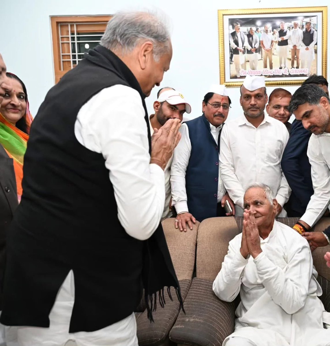 naresh_jsharma's tweet image. सीकर में नारायण सिंह के आवास पहुंचे पूर्व मुख्यमंत्री अशोक गहलोत । राजनीति की धारणा बदलना इनको ही आता है ।