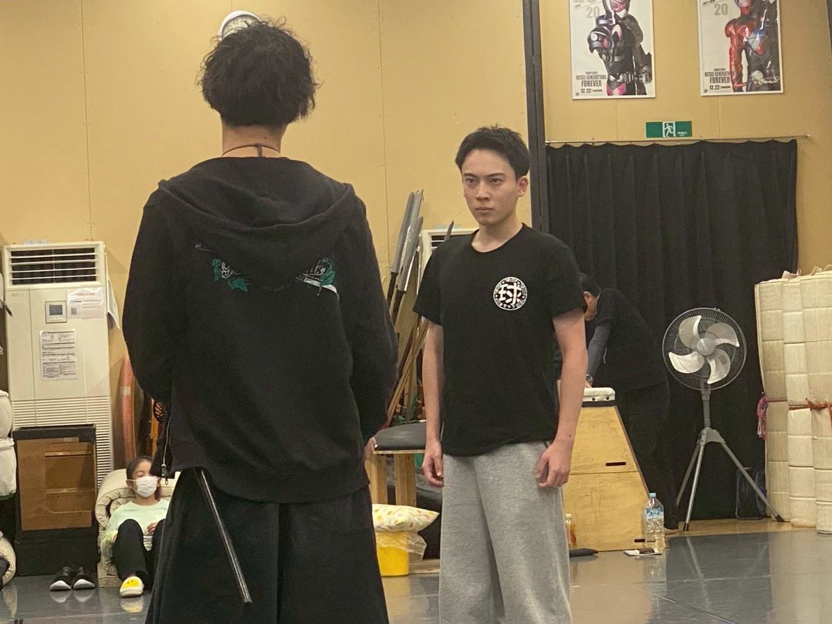 ya04mato's tweet photo. キャスト揃いました
アクションシーン、殺陣のシーンは大迫力です！
僕も負けないようくらいついてます

初めてブーツを履いてのアクション、足の裏の感覚が伝わりづらいので必死に靴とコミュニケーション中です

#氷雪姫言伝
#アイスモンスター　
#姫アイモン   
#劇団_球

https://t.co/JtSovA4L84 https://t.co/o5ArnhQZMU
