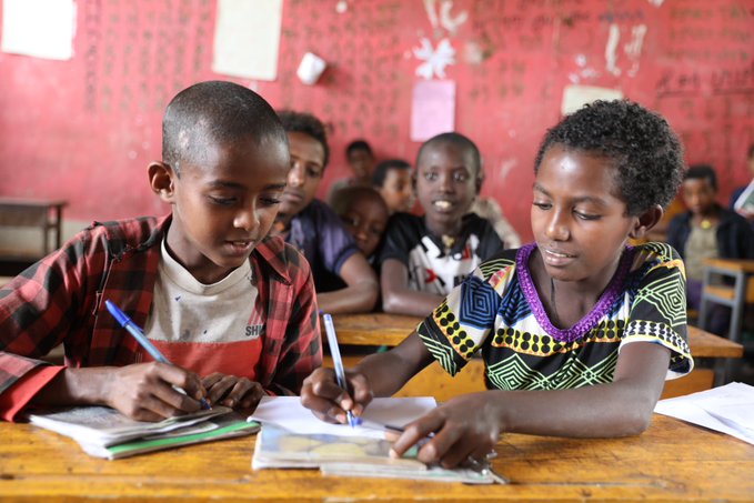 KentPage's tweet photo. 🛡️A safe classroom.
🍲A daily meal.
🌟A chance to dream again.

Thanks to an @EduCannotWait-funded holistic #education programme delivered by @WorldVisionEth & partners, rehabilitated classrooms, school meals and catch-up classes are helping displaced children - like 10-year-old Aschila - reclaim their right to learn in #Ethiopia. 

Read her inspiring story👉https://t.co/MWMj0nEdP9 

#KeepHopeAlive @WorldVision @WorldVisionEARO #222MillionDreams✨📚