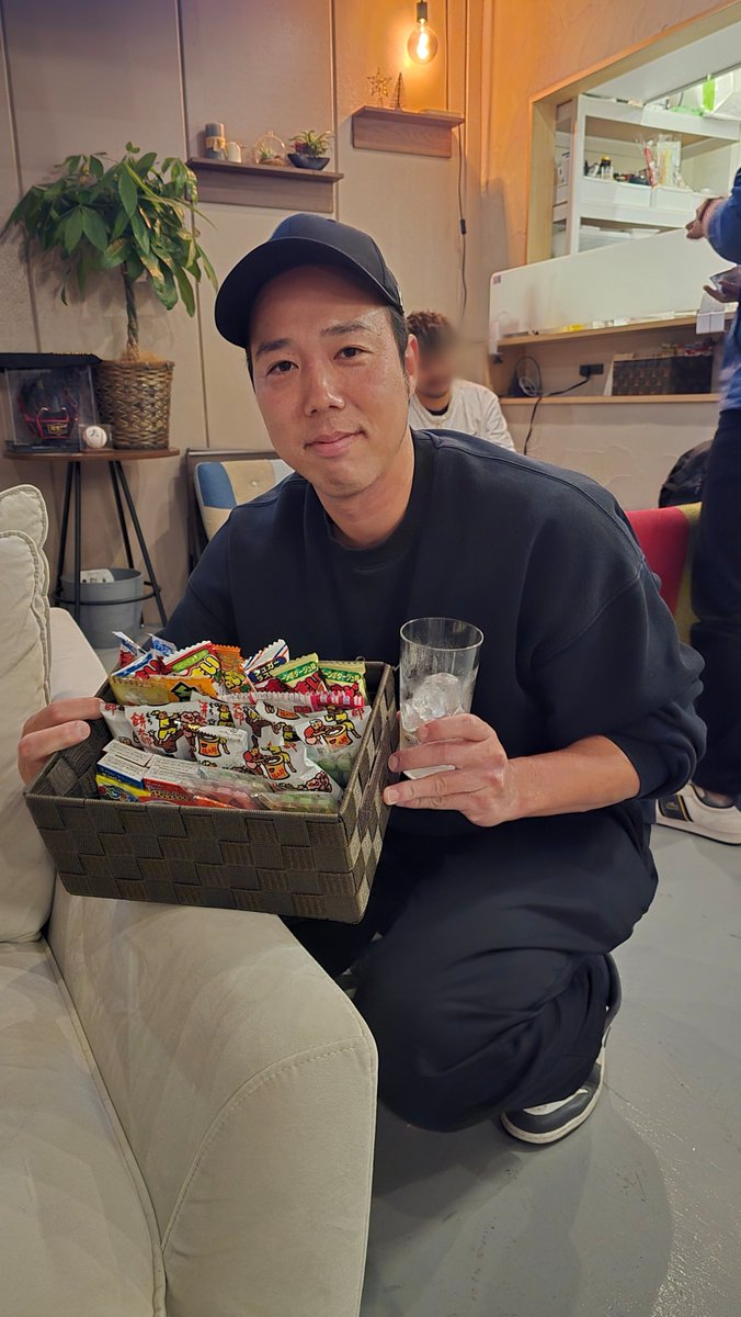 tamae_sport's tweet image. 新横浜のカフェに行ったら青柳さんがバイトしてたww
オススメの駄菓子は太郎シリーズらしい()