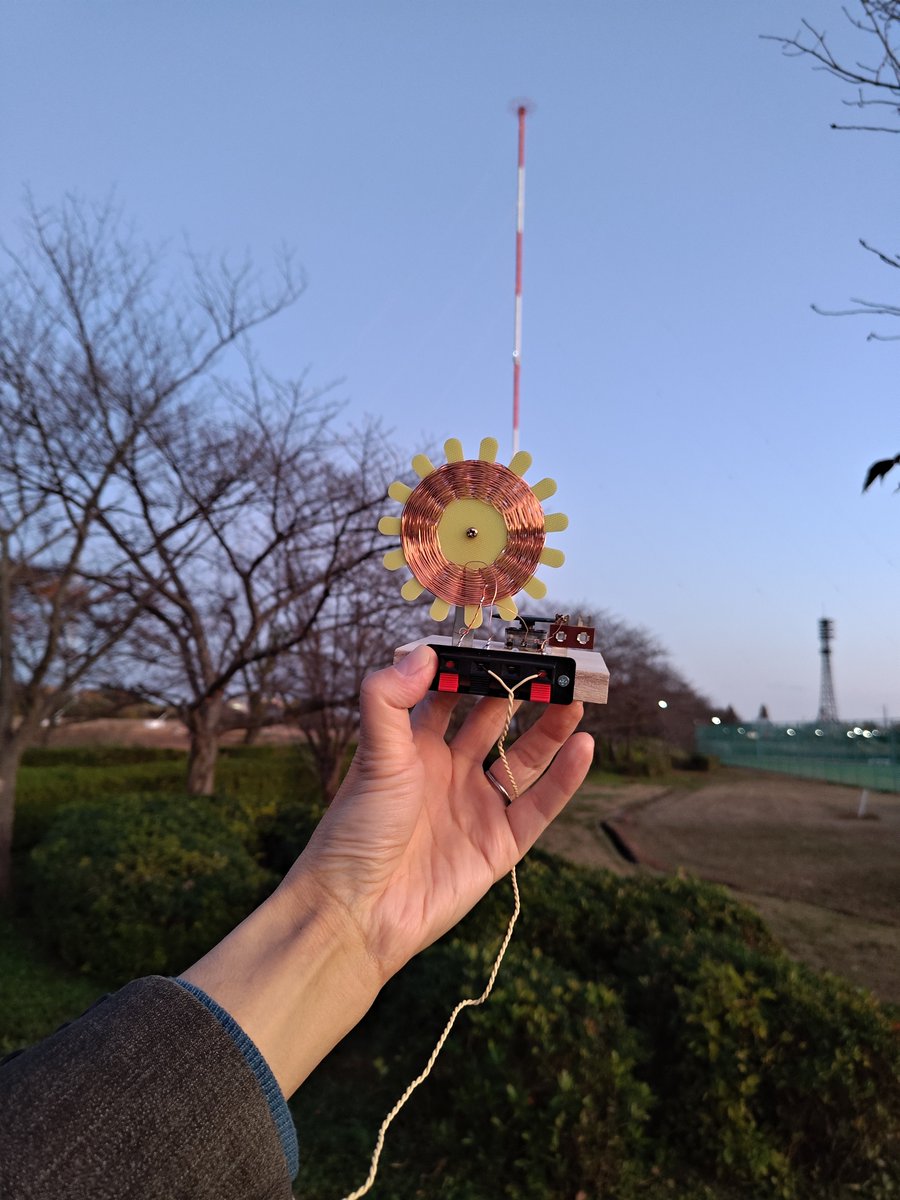 mls65535's tweet image. ゲルマラジオを送信所至近に持っていったぞ。

先駆者のdyto先生(x.com/dydt_Nao/statu…)に敬意を表し…ご覧、あれが出力300kwのアンテナだよ。
しかも真後ろには500kwのアンテナもそびえ立っているよ。

さすがにここだとアンテナ無しでもよく聞こえますし、少しアンテナ張るだけでガンガン鳴ります