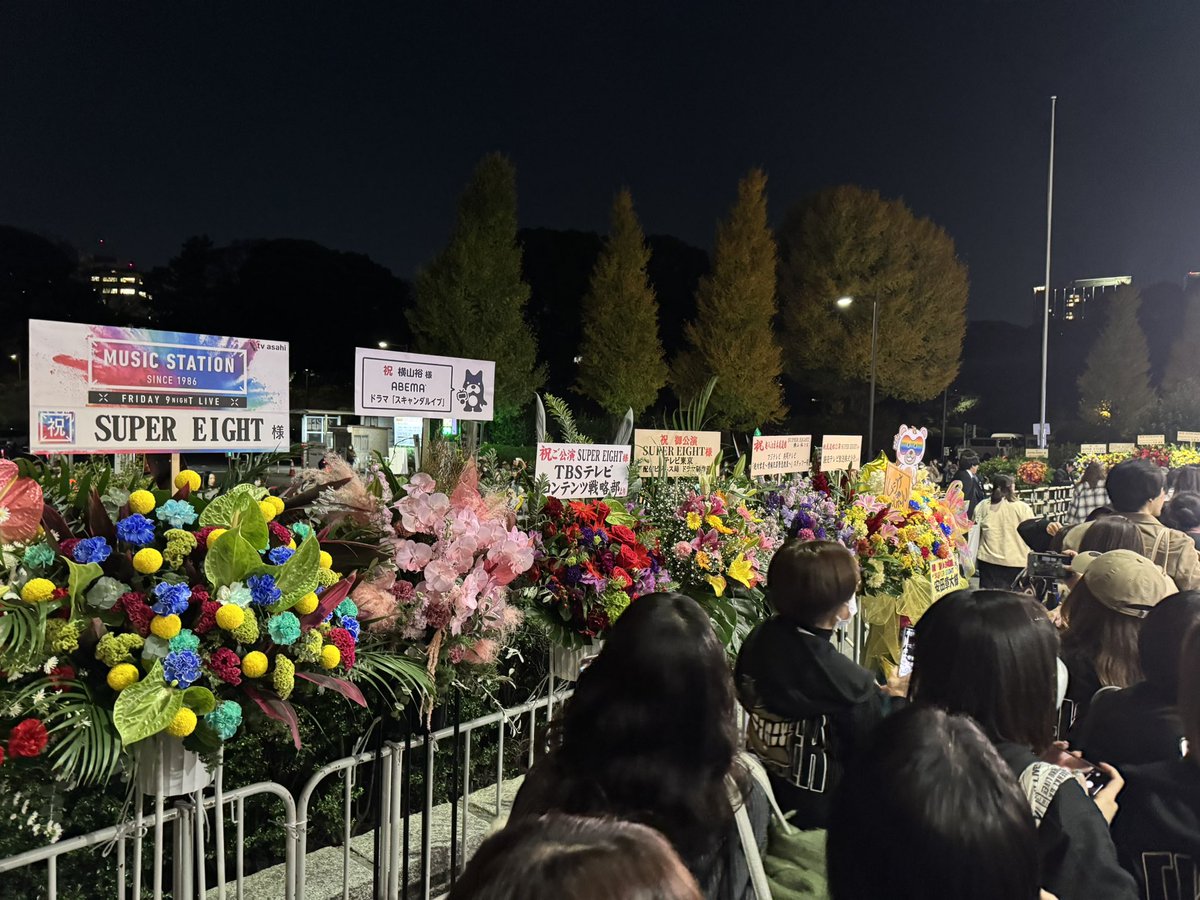 infinity0922key's tweet photo. あと、お花の量がすごかった。
これでも全部じゃ無い
グループでも個人でも仕事頑張ってる証拠だと思う。

ヒナ担としてはマツコさんの花はグッとくる
メンバーカラー網羅しながらも紫基調でめちゃめちゃ愛感じる❤️ https://t.co/ub4K8jiPdI