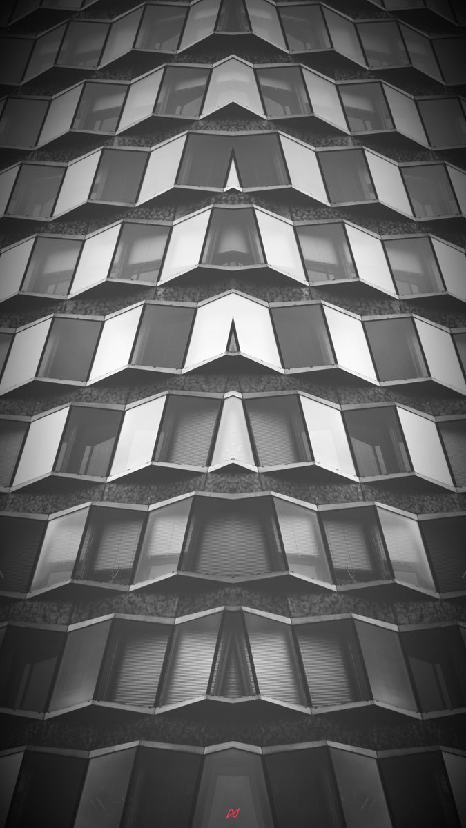 IRIDYSCENZIA's tweet image. &apos;Refraction Field&apos;

I love these kinds of works with symmetry and repeating patterns, they  create a very appealing look. And sometimes the absence of color also  adds depth

#art 
#Abstract 
#abstractart 
#artmoots 
#moots