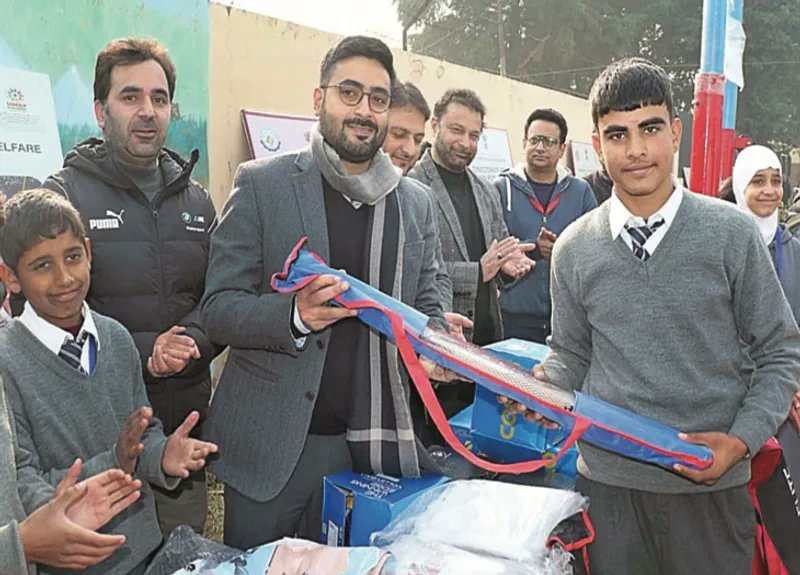 Radio_Chinar's tweet image. DC Srinagar Akshay Labroo visits Palaash &amp;amp; Pareesha Children Homes, inaugurates cricket net &amp;amp; volleyball court, and distributes sports gear. Assures continued support for the growth, health &amp;amp; development of all children. 
#Srinagar #ChildDevelopment #SportsForAll #Kalamkaval…
