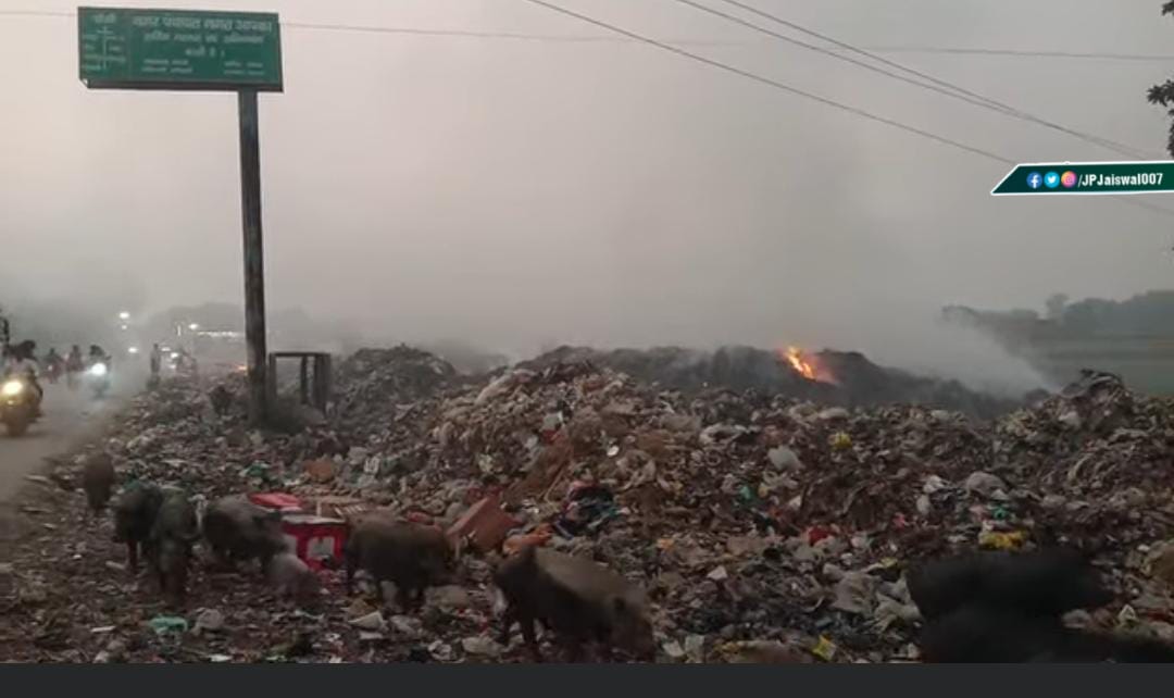 JPJaiswal007's tweet photo. बलिया के नग��� पंचायत नगरा के (सिकंदरपुर मार्ग, माँ काली मन्दिर) पर आवासीय नगर मेन सड़क के किनारे जनता को प्रदूषण युक्त कूड़ा की जहरीली हवा दिया जा रहा है,स्वस्थ भारत अभियान में ये कितना उचित है.?सम्बंधित विभाग के विरुद्ध कारवाही तत्काल क���या जाए।
@myogiadityanath
@balliapolice https://t.co/wwzDENsPhW