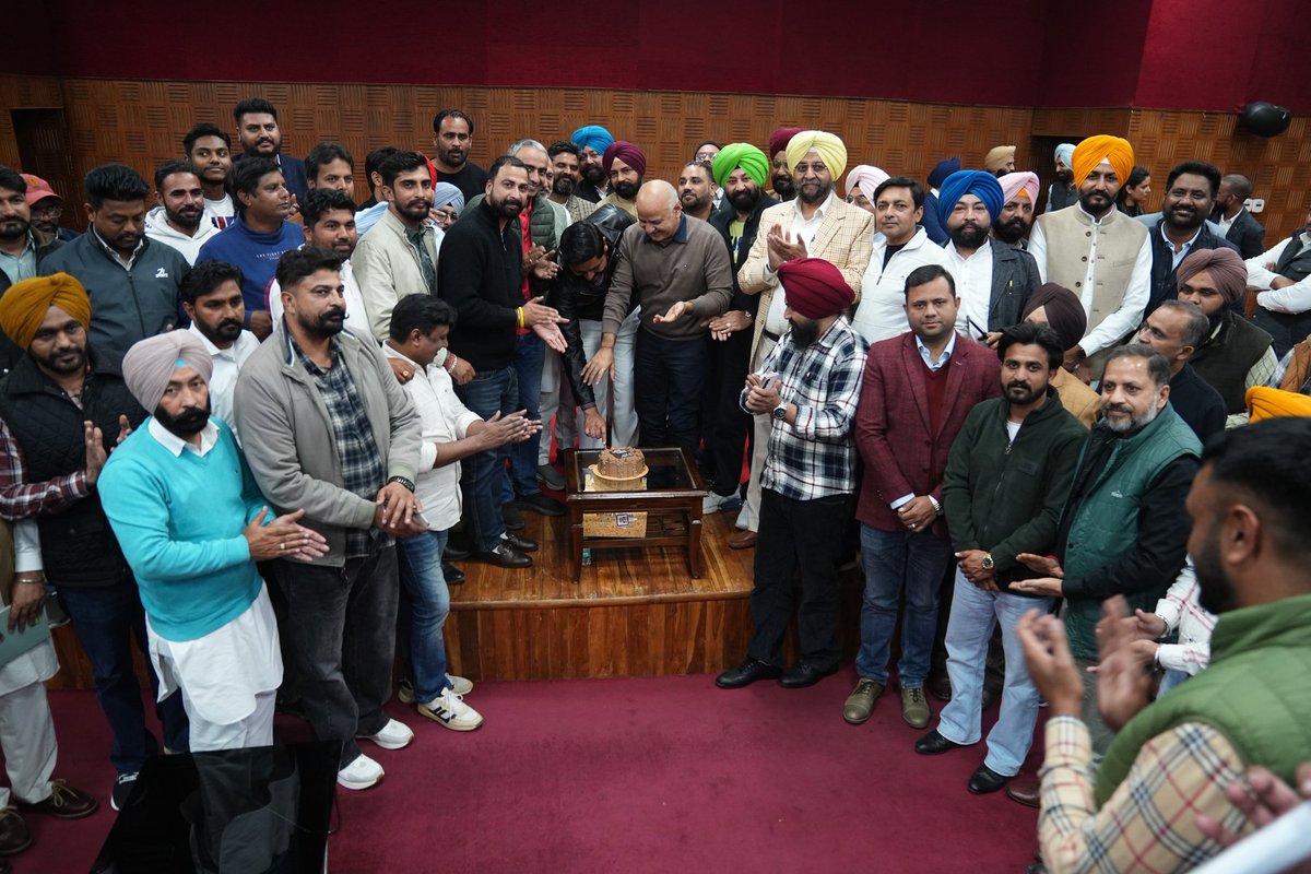 msisodia's tweet image. आज आम आदमी पार्टी पंजाब के सोशल मीडिया और मीडिया विंग के सभी ज़िला इंचार्ज साथियों ने मिलकर पार्टी का स्थापना दिवस मनाया।

केक काटने का वो छोटा-सा पल सिर्फ़ सेलिब्रेशन नहीं था, वो यह याद दिलाने वाला पल था कि हम सब किसी बड़ी चीज़ का हिस्सा हैं।

चेहरों पर मुस्कान सिर्फ़ खुशी की…