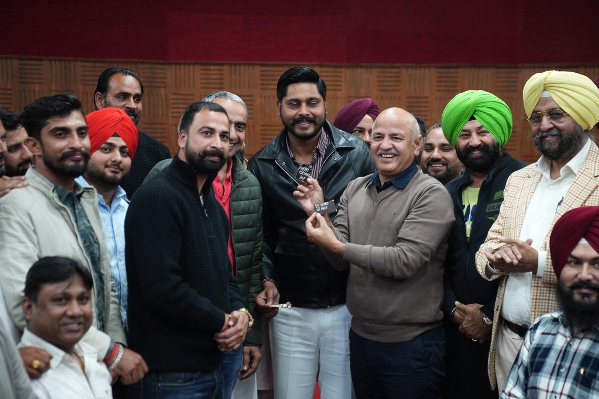 msisodia's tweet image. आज आम आदमी पार्टी पंजाब के सोशल मीडिया और मीडिया विंग के सभी ज़िला इंचार्ज साथियों ने मिलकर पार्टी का स्थापना दिवस मनाया।

केक काटने का वो छोटा-सा पल सिर्फ़ सेलिब्रेशन नहीं था, वो यह याद दिलाने वाला पल था कि हम सब किसी बड़ी चीज़ का हिस्सा हैं।

चेहरों पर मुस्कान सिर्फ़ खुशी की…