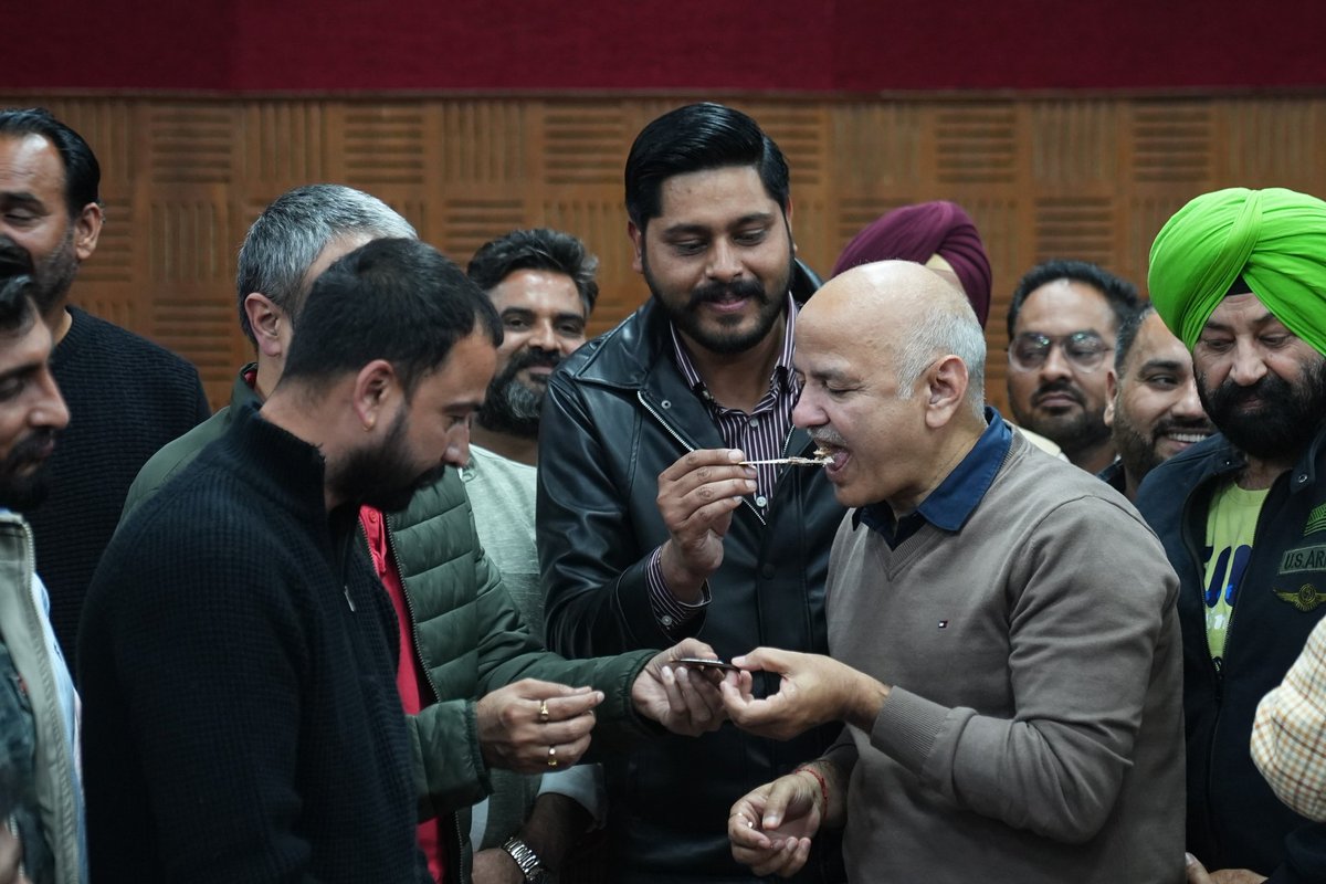 msisodia's tweet image. आज आम आदमी पार्टी पंजाब के सोशल मीडिया और मीडिया विंग के सभी ज़िला इंचार्ज साथियों ने मिलकर पार्टी का स्थापना दिवस मनाया।

केक काटने का वो छोटा-सा पल सिर्फ़ सेलिब्रेशन नहीं था, वो यह याद दिलाने वाला पल था कि हम सब किसी बड़ी चीज़ का हिस्सा हैं।

चेहरों पर मुस्कान सिर्फ़ खुशी की…