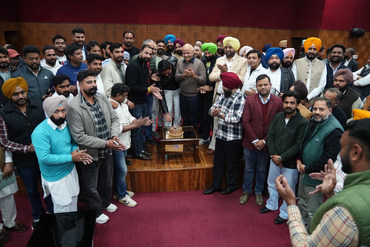 msisodia's tweet image. आज आम आदमी पार्टी पंजाब के सोशल मीडिया और मीडिया विंग के सभी ज़िला इंचार्ज साथियों ने मिलकर पार्टी का स्थापना दिवस मनाया।

केक काटने का वो छोटा-सा पल सिर्फ़ सेलिब्रेशन नहीं था, वो यह याद दिलाने वाला पल था कि हम सब किसी बड़ी चीज़ का हिस्सा हैं।

चेहरों पर मुस्कान सिर्फ़ खुशी की…