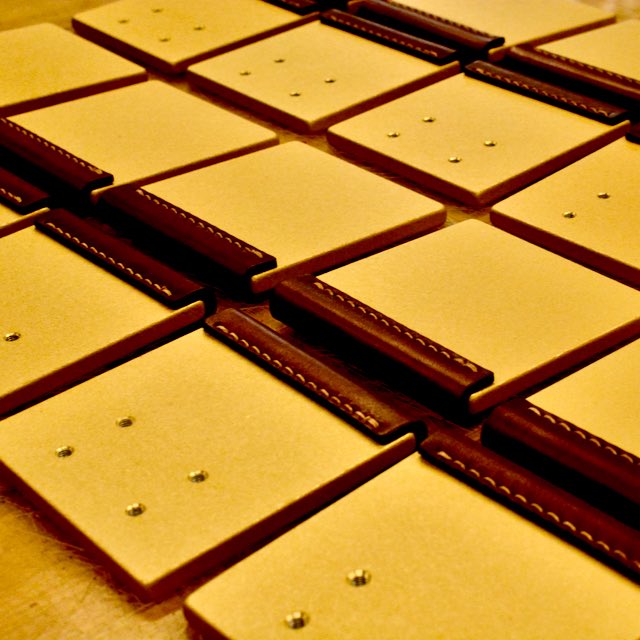 turkeyleg1214's tweet image. さびさにドアパーツ（押し板）の革巻き・手縫いを20枚。
普段はミシン縫いメインなので、手が痛いぜ。

#pushplate #プッシュプレート
#pushplates #押し板
#doorpart #ドアパーツ
#doorparts #ドア金物
#handsewn #handsewing #手縫い
#leather #レザー #革
#revista #レヴィスタ