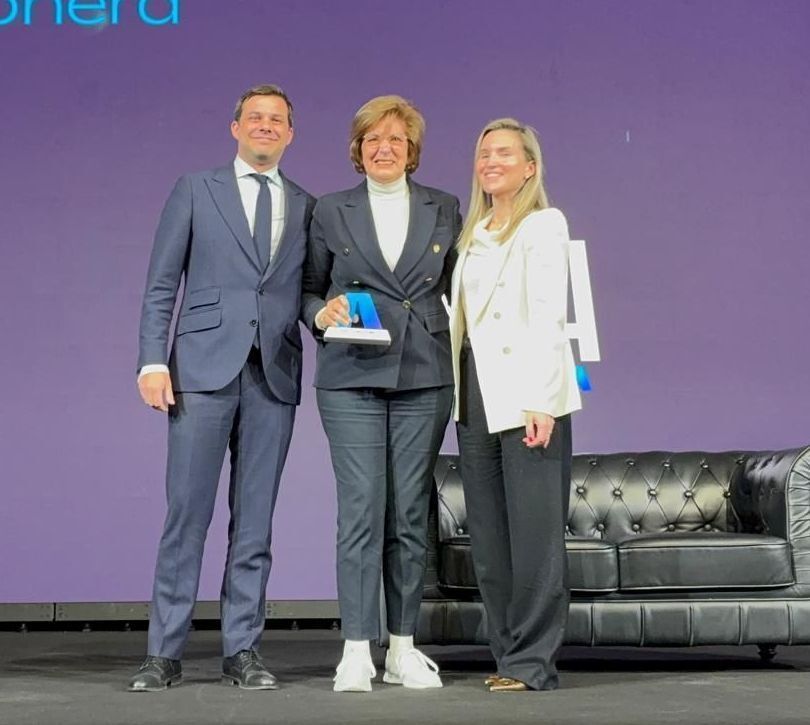 🔵 🔴 Maria Teresa Andreu, exjugadora del FCB Femení (1971-1981) i membre de l'Agrupació, ha estat reconeguda per la RFEF per ser pionera en organitzar el futbol femení a Espanya. Enhorabona!! 🏅