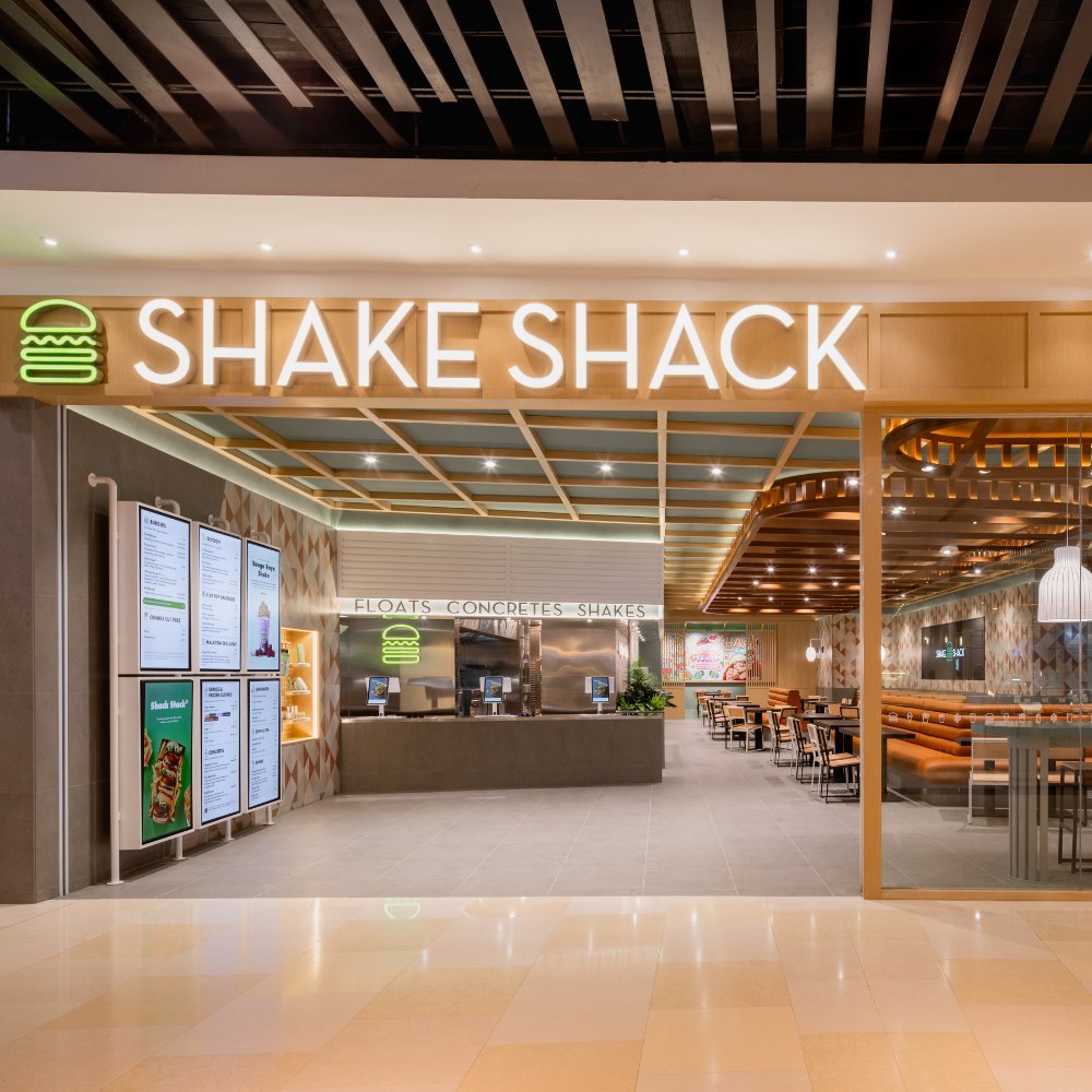 jannah_rent's tweet image. 【速報】遂にあのNY発ハンバーガーチェーン店『Shake Shack』が11月28日 (金)よりパビリオンモールKLで正式オープン㊗️🍔

これは嬉しい〜🤤
またまた太るキッカケができてしまった...🤤

営業時間：10AM~10PM
Googleマップ：maps.app.goo.gl/vcsR69ZKQFqx73…