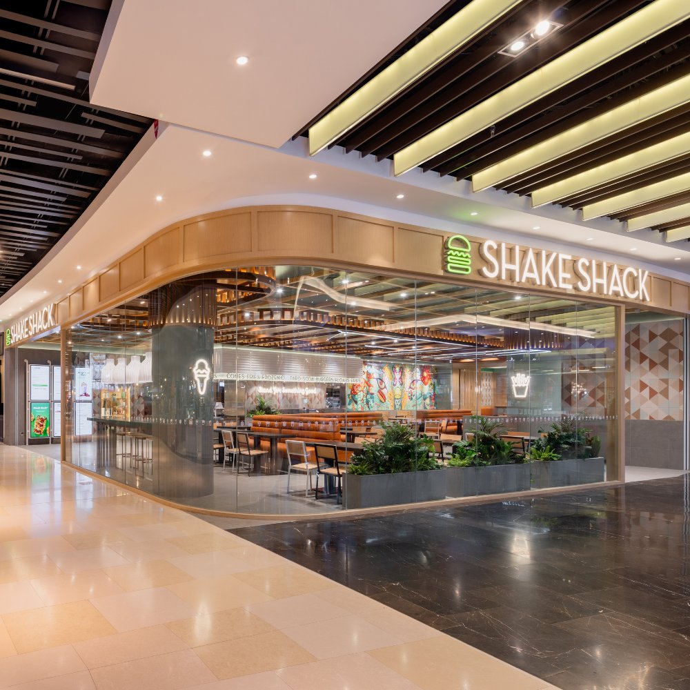 jannah_rent's tweet image. 【速報】遂にあのNY発ハンバーガーチェーン店『Shake Shack』が11月28日 (金)よりパビリオンモールKLで正式オープン㊗️🍔

これは嬉しい〜🤤
またまた太るキッカケができてしまった...🤤

営業時間：10AM~10PM
Googleマップ：maps.app.goo.gl/vcsR69ZKQFqx73…