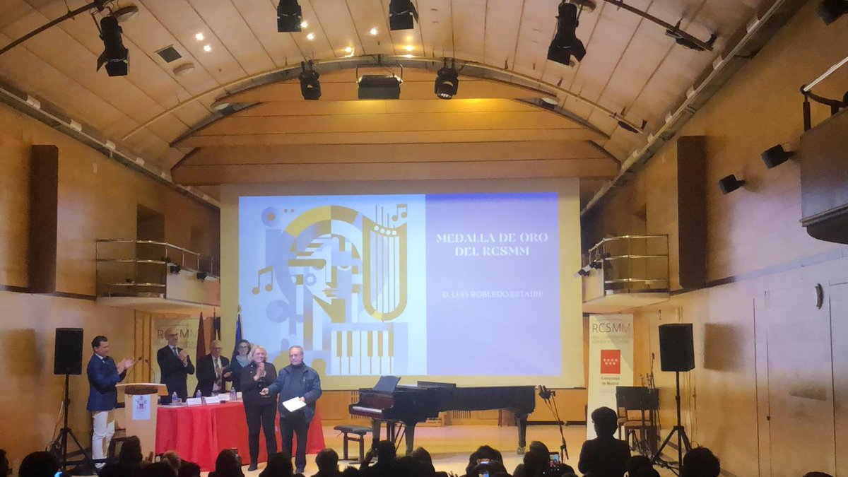MusicologiaUCM's tweet image. El musicólogo Luis Robledo ha recibido la medalla de oro del @RCSMM_oficial en reconocimiento a su trayectoria científica y docente. Su último agradecimiento ha sido para el Departamento de Musicología de la Universidad Complutense. ¡Enhorabuena!