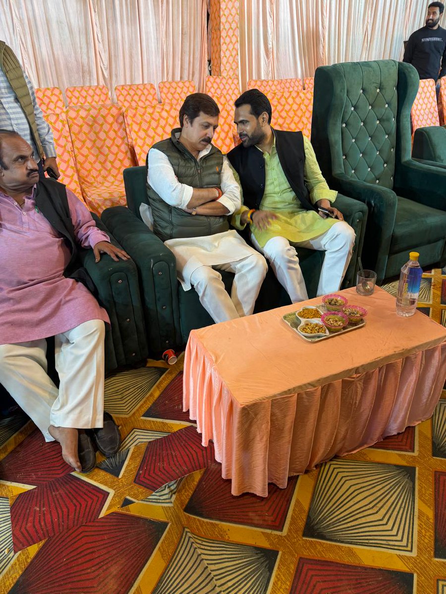 MDhananjaySingh's tweet image. समाजवादी पार्टी के नेता व अखिलेश जी के करीबी श्री राहुल सिंह जी ( पुत्र ओमप्रकाश जी ) के छोटे भाई चिरंजीवी विकास सिंह जी के तिलकोत्सव में प्रतापगढ़ उपस्थिति रही,जहां राजा अनिल प्रताप सिंह जी व पूर्व विधायक संजय तिवारी जी भी उपस्थित रहे।

#प्रतापगढ़