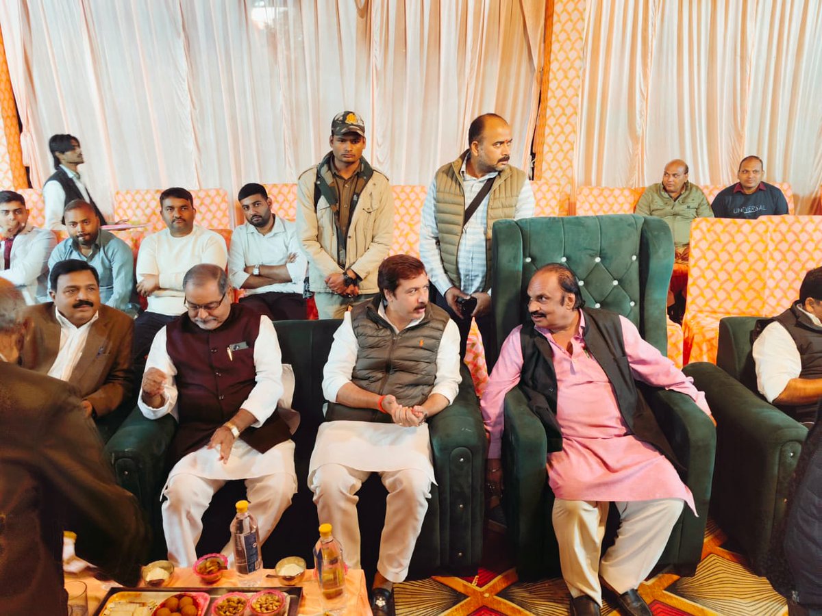 MDhananjaySingh's tweet image. समाजवादी पार्टी के नेता व अखिलेश जी के करीबी श्री राहुल सिंह जी ( पुत्र ओमप्रकाश जी ) के छोटे भाई चिरंजीवी विकास सिंह जी के तिलकोत्सव में प्रतापगढ़ उपस्थिति रही,जहां राजा अनिल प्रताप सिंह जी व पूर्व विधायक संजय तिवारी जी भी उपस्थित रहे।

#प्रतापगढ़