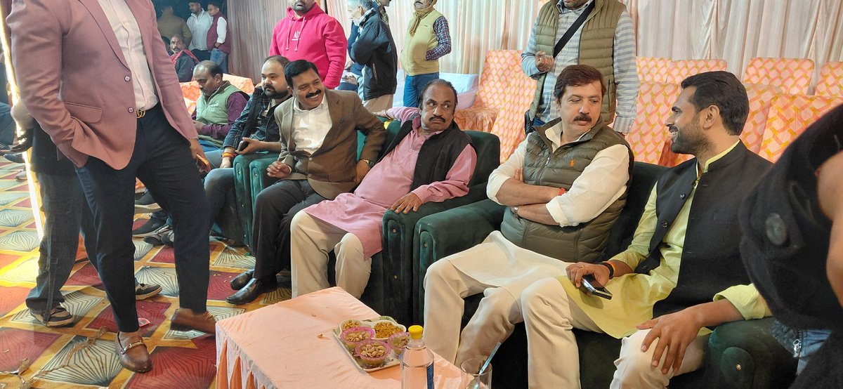 MDhananjaySingh's tweet image. समाजवादी पार्टी के नेता व अखिलेश जी के करीबी श्री राहुल सिंह जी ( पुत्र ओमप्रकाश जी ) के छोटे भाई चिरंजीवी विकास सिंह जी के तिलकोत्सव में प्रतापगढ़ उपस्थिति रही,जहां राजा अनिल प्रताप सिंह जी व पूर्व विधायक संजय तिवारी जी भी उपस्थित रहे।

#प्रतापगढ़