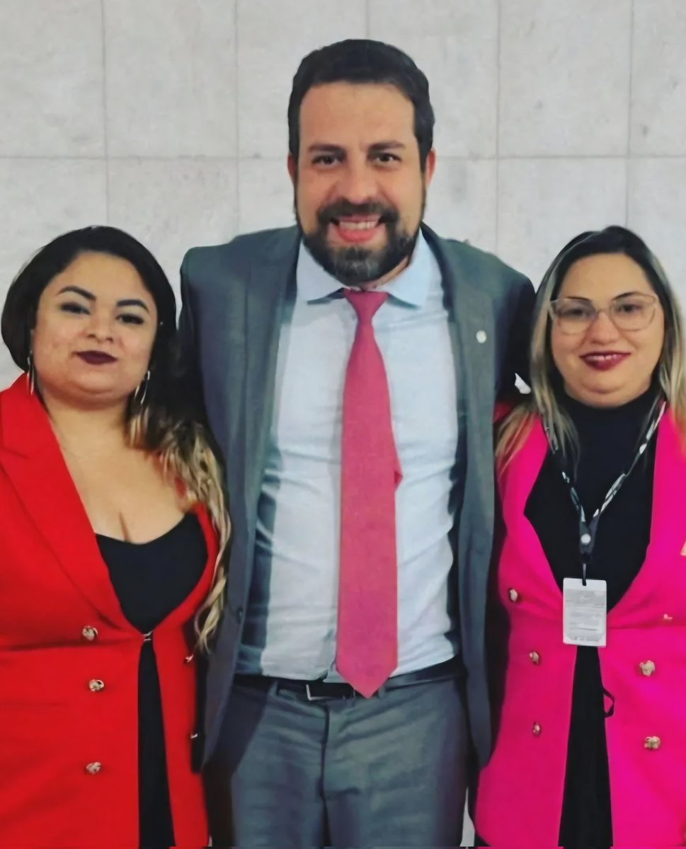 TumultoBR's tweet image. Dama do Tráfico, esposa de chefe do CV no AM, deixa prisão para cumprir pena em casa.

Nas fotos com Boulos, a de óculos.

Quem tem relações com o narcotráfico?