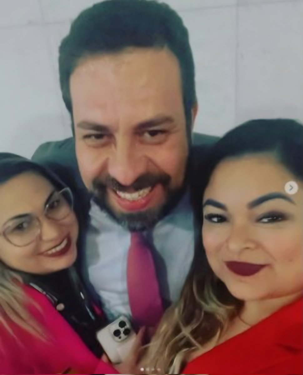 TumultoBR's tweet image. Dama do Tráfico, esposa de chefe do CV no AM, deixa prisão para cumprir pena em casa.

Nas fotos com Boulos, a de óculos.

Quem tem relações com o narcotráfico?