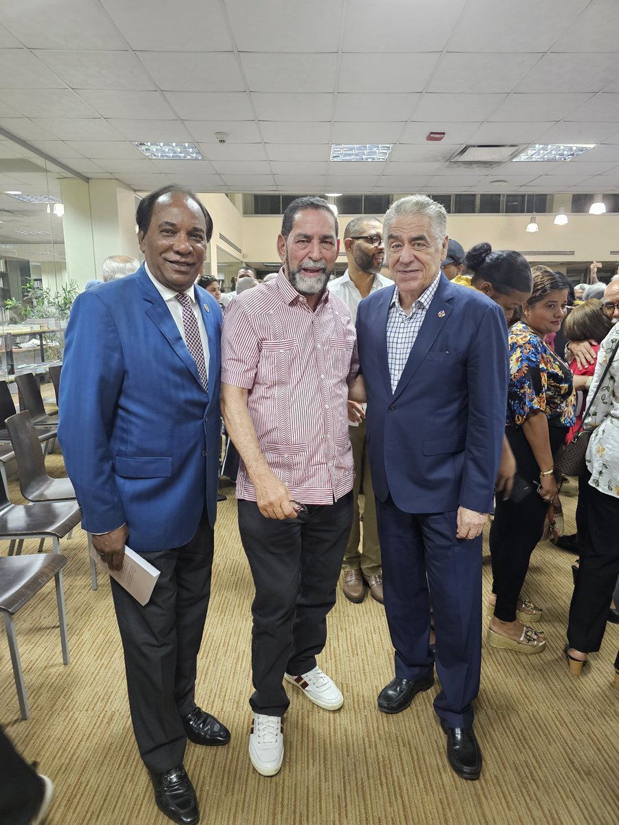 Anoche participamos en la puesta en circulación de un libro dedicado al querido e inagotable luchador político y social Fafa Taveras y en la ocasión saludamos a viejos amigos de viejas andanzas por iguales y diversos caminos !