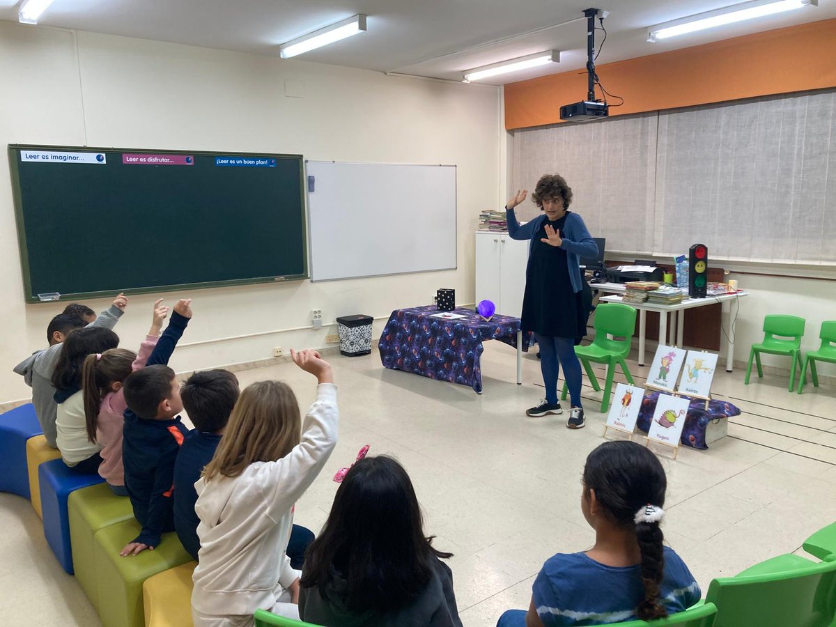 📷📷📷📷En el Colegio de Villafria de Oviedo tuvo lugar la  representación de Kalopsia, un planeta no tan diferente, sobre el cuento editado por la Comisión Europea sobre el origen de la UE, sus países y su diversidad cultural.