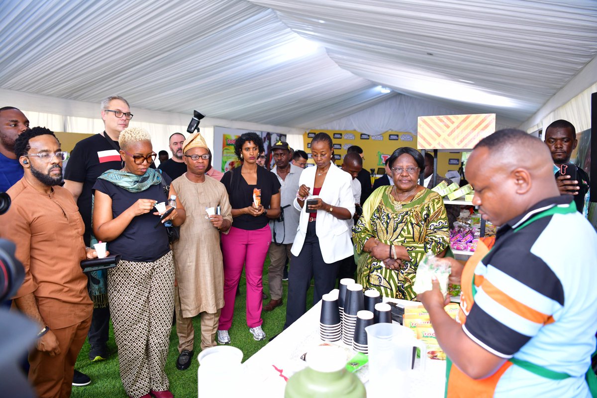 MediagePR's tweet photo. The #CreateAndCookwithTooke launch highlighted Rev. Prof. Florence Isabirye Muranga’s vision, using science to turn Uganda’s green bananas into a gluten-free flour, boosting incomes, jobs and food security. 

Tooke is innovation with real impact. #MediaAge #BUBU https://t.co/r4jjpY2rGr