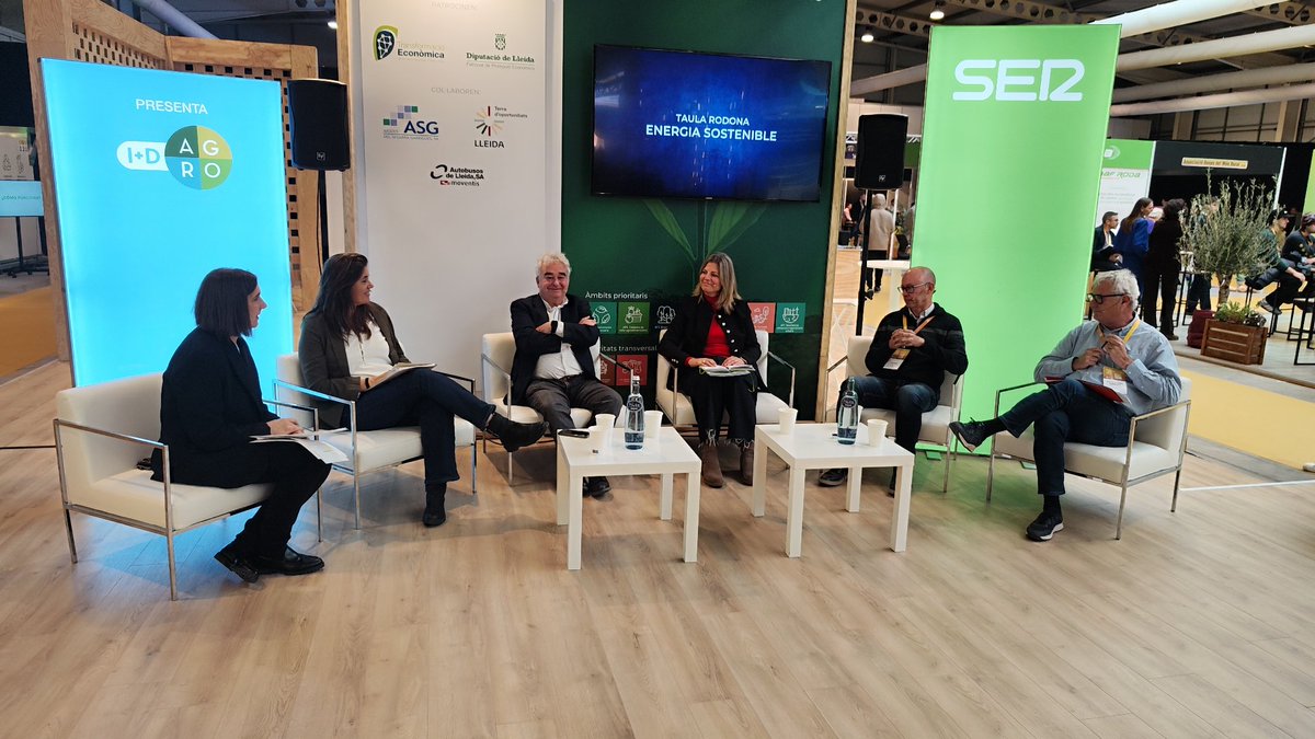 SERLleida's tweet photo. Al 8è #RàdioLleidaFòrum Lluís Asín @irtacat parla de l'oportunitat que suposa instal•lar plaques solars a les finques de fruiters, com les de pomeres amb què experimenten en una finca al Pla d'Urgell.

A la #FiraAgrobiotech a @FiradeLleida1 amb la @DiputacioLleida https://t.co/ebYMFv4HB2