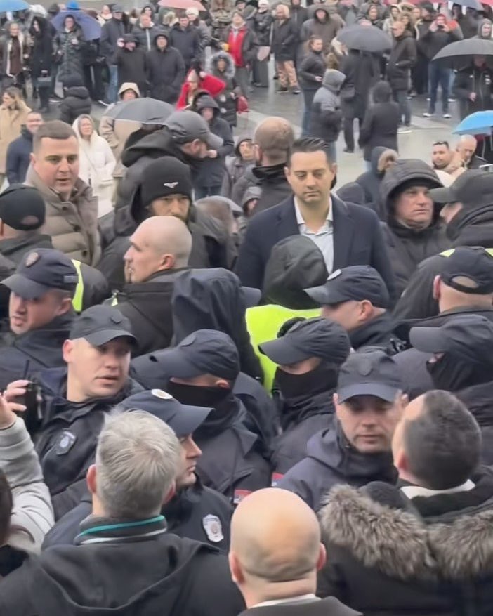 Gospodin u odelu, uredno zalizane kose je 

Strahinja Kukić, predsednik Skupštine opštine Savski venac❗️

Čovek koji nikada nigde osim u SNS nije radio, pored redovnih obaveza izgleda honorarno ćacija ispred Narodne skupštine. 

Pamtimo!