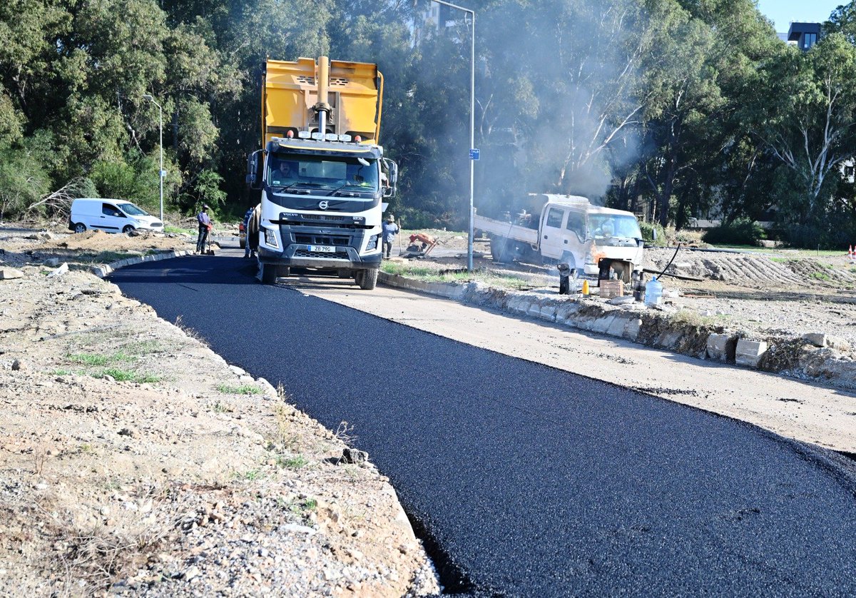 Ortaköy bölgesinde kanalizasyon ve yağmur suyu drenaj altyapıları tamamlanan sokaklarda asfaltlama çalışmaları yapılıyor.