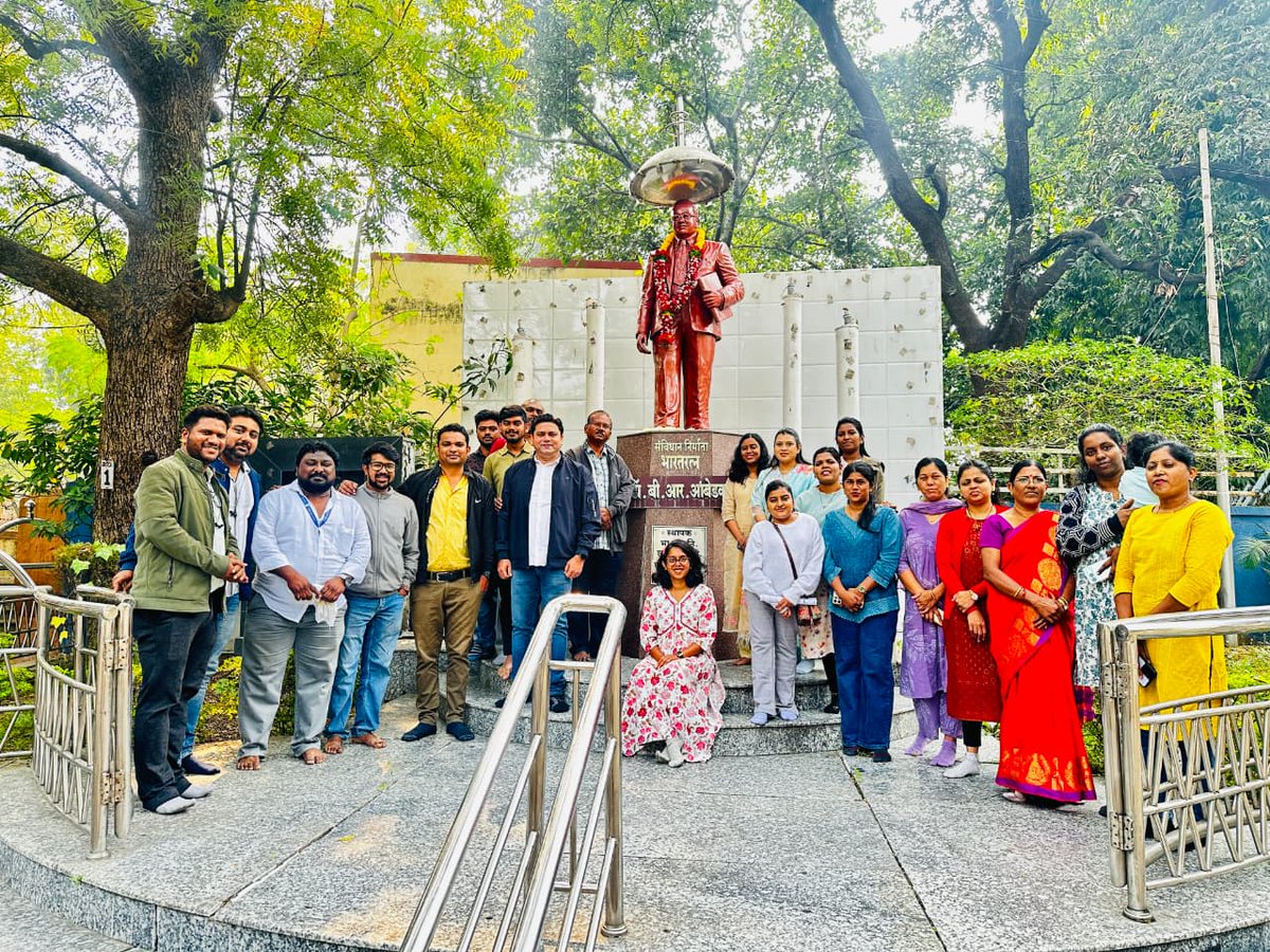 आज संविधान दिवस के उपलक्ष्य में भारतीय खाद्य निगम, नागपुर के प्रांगण में संविधान निर्माता, भारतरत्न डॉ.भीमराव अंबेडकर जी की प्रतिमा पर मंडल प्रबंधक श्री वीर भद्र सिंह द्वारा माल्यार्पण किया गया एवं सभी कार्मिकों द्वारा ली गई #संविधान_शपथ 
#Nagpur  #IndianConstitution