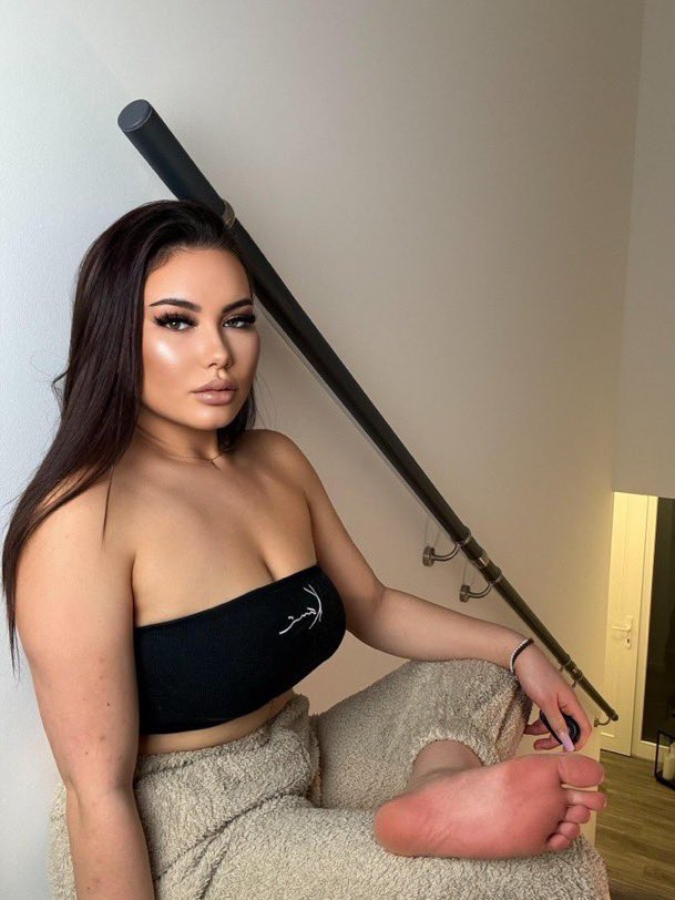 Wahre Hingabe 😈

Mein treuer Sklave dient mir nun schon seit fast 10 Jahren 😉😈 

Das ist WAHRES Femdom! Eine echte Dom/Sub Beziehung! So und nicht anders ❤️⛓️