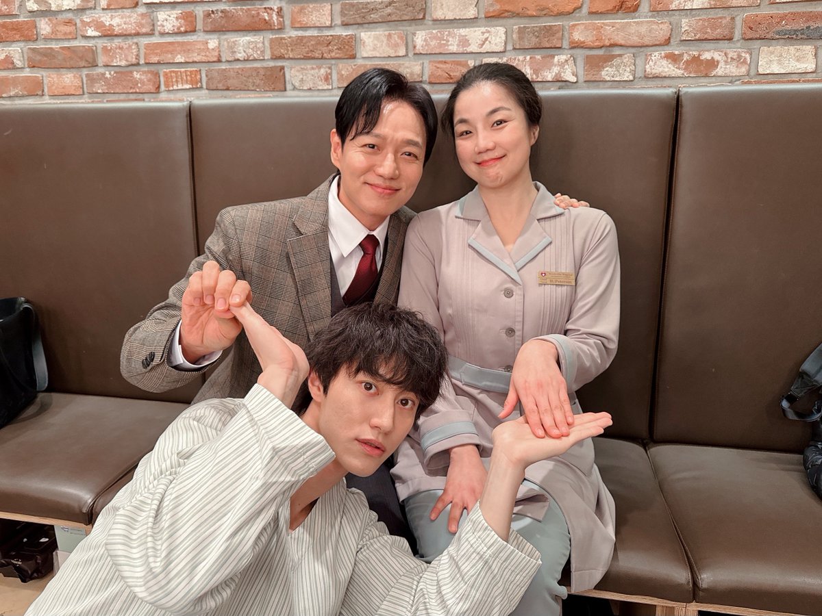 ninestory9's tweet image. 🐘연극 #엘리펀트송

𝟐𝟎𝟐𝟓.𝟏𝟏.𝟐𝟔
❄️첫공 사진❄️

💜마이클 #곽동연
💜그린버그 #고영빈
💜피터슨 #이혜미

𝚃𝙷𝙴 𝙴𝙻𝙴𝙿𝙷𝙰𝙽𝚃 𝚂𝙾𝙽𝙶🐘
𝟸𝟶𝟸𝟻.𝟷𝟷.𝟸𝟸-𝟸𝟶𝟸𝟼.𝟹.𝟾
@ʏᴇs𝟸𝟺 sᴛᴀɢᴇ𝟹