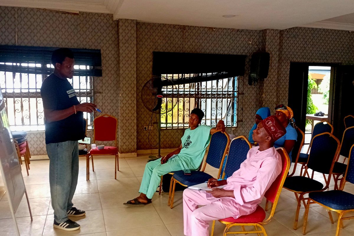 Official_Ridsco's tweet photo. Organic snail farming class of both Sagamu Community and Ogijo community ably sponsored by Ridsco in collaboration with Lafarge Plc https://t.co/atEiGSuLVx