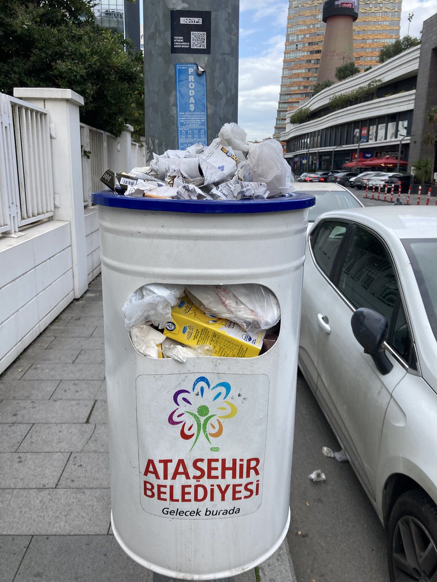 Merhaba <a href="/atasehirbld/">Ataşehir Belediyesi</a> belediye binanıza çok yakın konumda olan görseldeki çöp kovası dolmuş, ilgilenmenizi rica ederim.