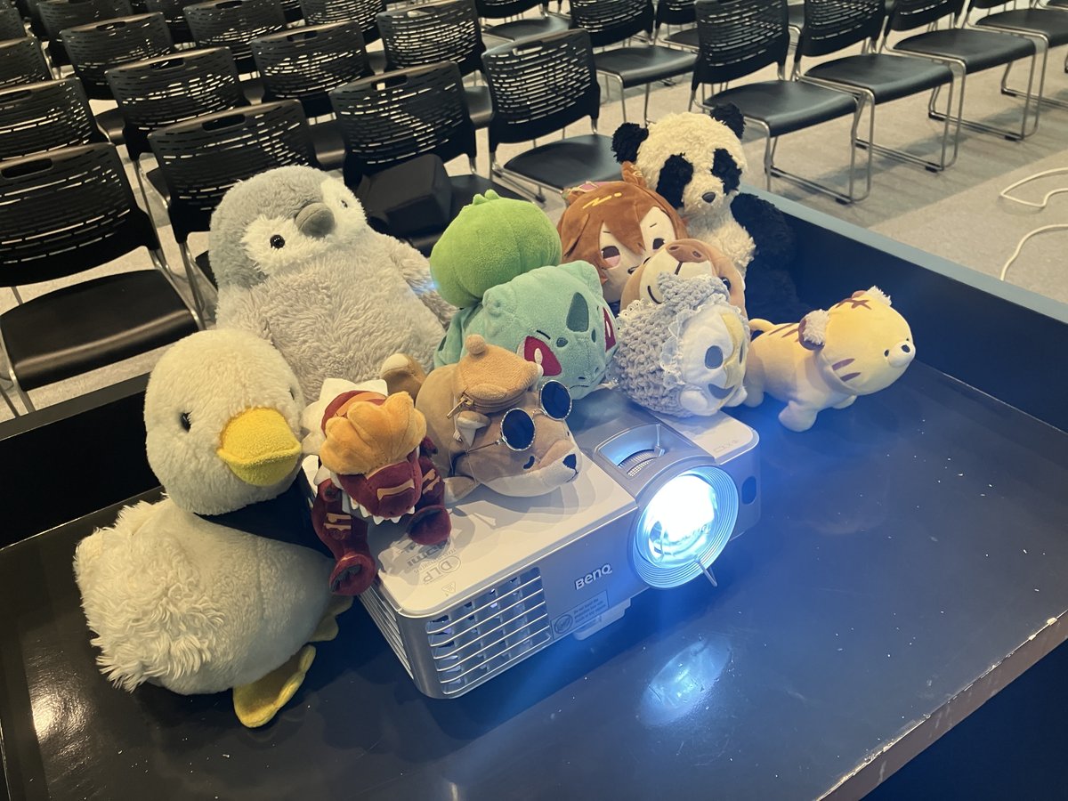 ncam_Nagoya's tweet photo. 【#ぬいぐるみお泊り会】今日は、2階にある講堂を探検しました。講堂では色々なイベントやワークショップが開催されます。明日の14時からは、どうやら日本画のお話が聞けるイベントがあるようです…！！※イベントの無い日は講堂には入���ことができません。 https://t.co/5aw1SyfYzI