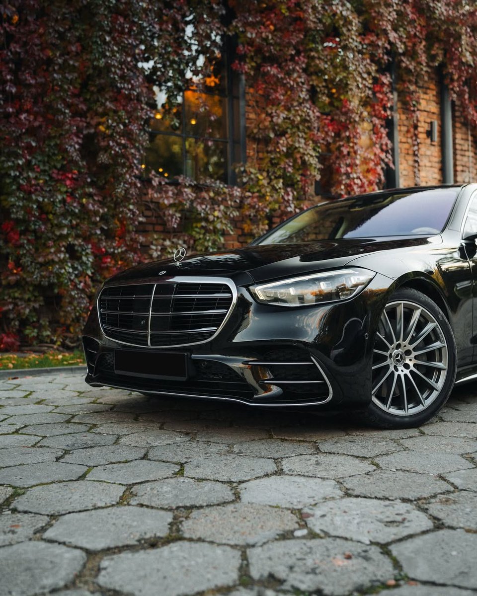 BenzNashik's tweet image. A shade so stunning, a presence so iconic.
📷 @anfotograf_strefamoto for #MBfanphoto 

#SClass #MercedesBenzIndia #SilverStar #Nashik

Disclaimer: Accessories, colors, and fitments shown may not be part of standard specification.