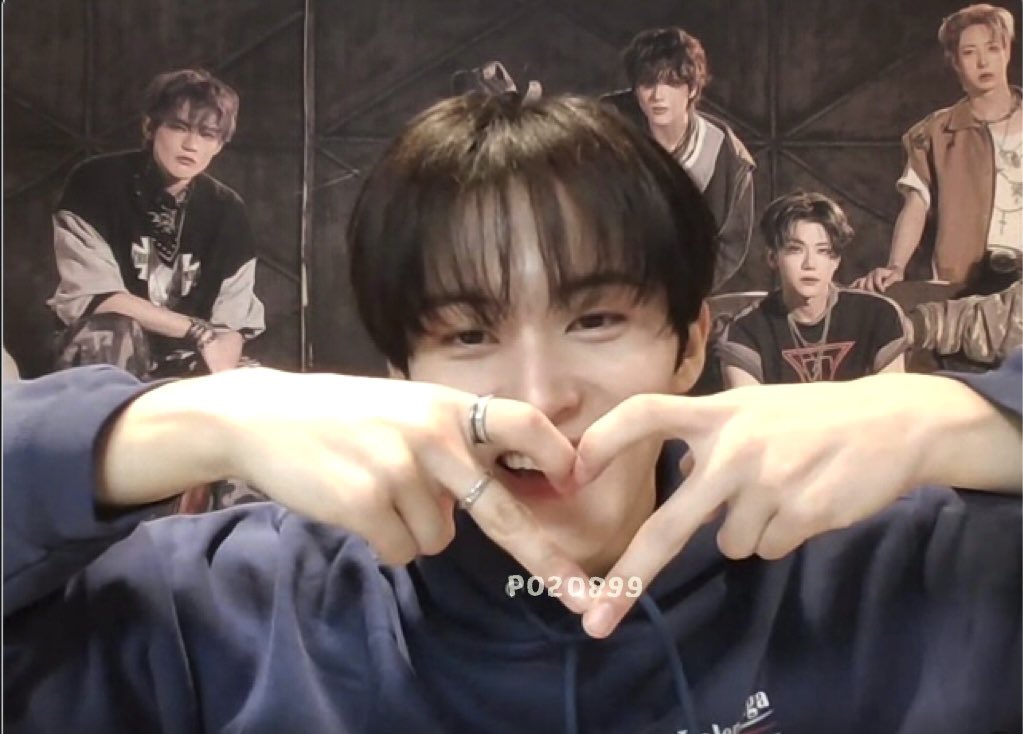 mark lee today😍😍