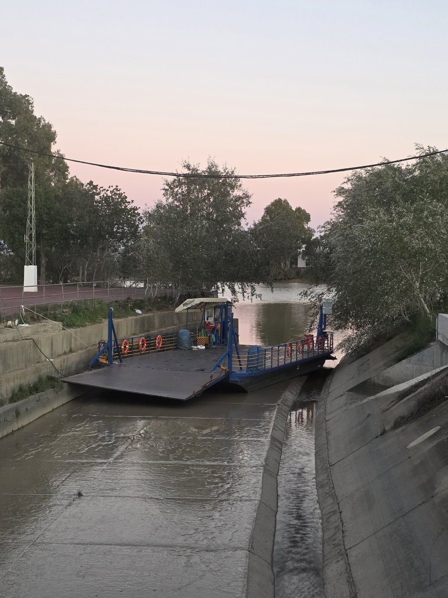 Barcaza de Coria del Río varada para inspección o reparación en el encauzamiento del río Pudio, aprovechando la losa de hormigón y marea baja.

<a href="/aytocoriario/">Ayto. Coria del Río</a>