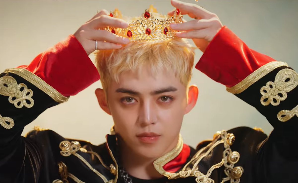 lalaliluvr's tweet image. he’s LITERALLY royalty