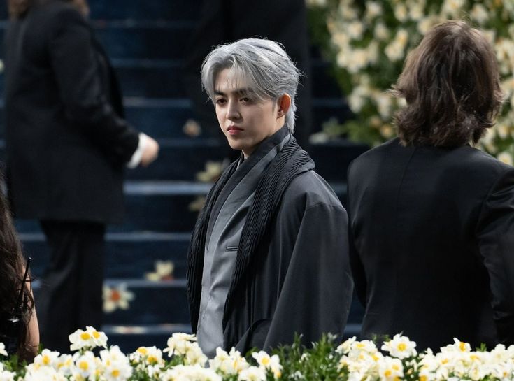 lalaliluvr's tweet image. he’s LITERALLY royalty